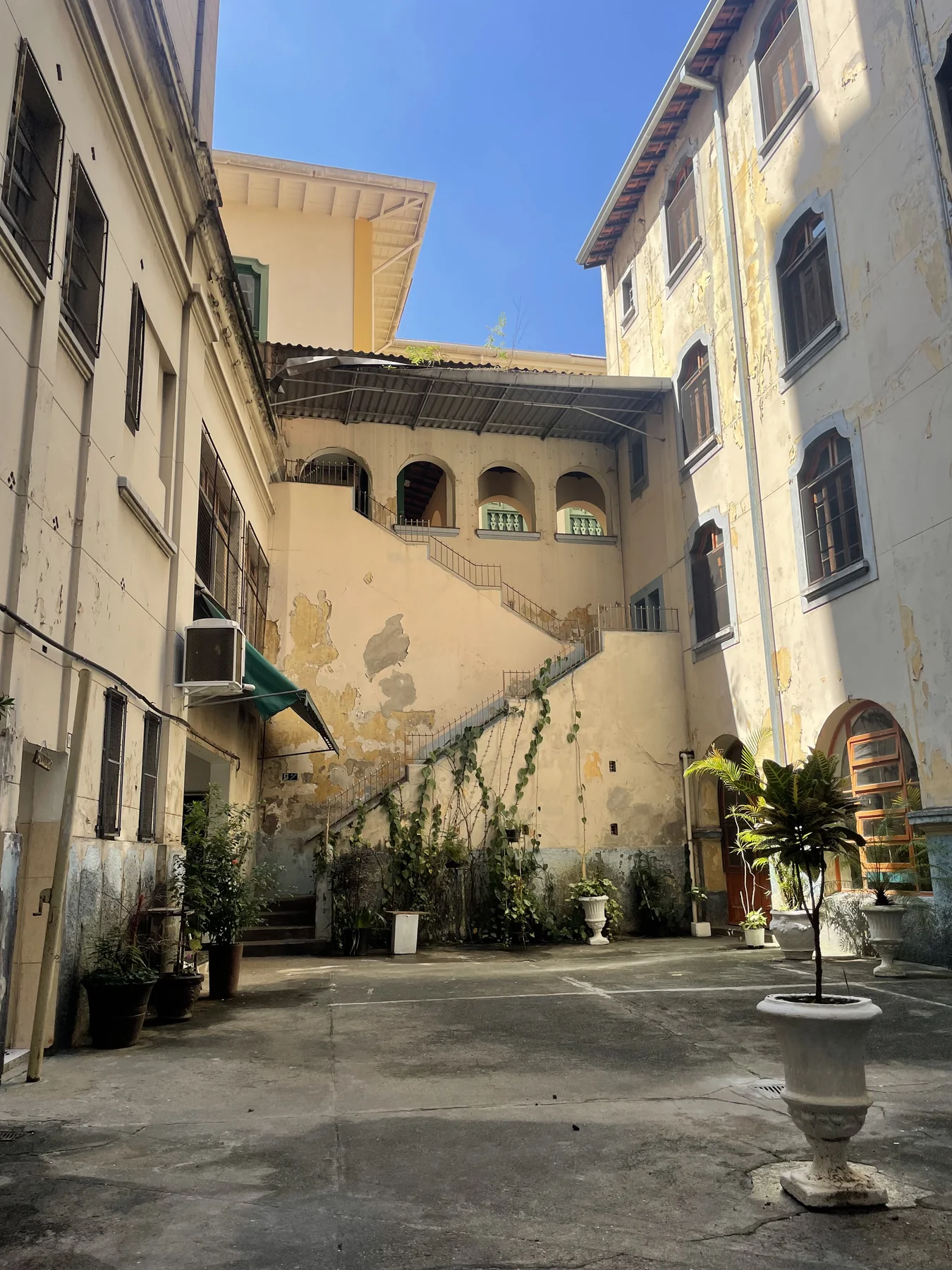 Pátio interno entre os edifícios do conjunto franciscano